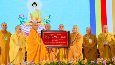 Hòa thượng Thích Thiện Nhơn tặng quà chúc mừng tân Ban Trị sự GHPGVN tỉnh Cà Mau, nhiệm kỳ 2022-2027