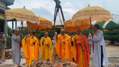 Chư tôn đức thực hiện nghi thức sái tịnh