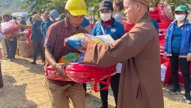 Tặng quà đến bà con gặp khó khăn sau bão Noru