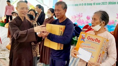 Chư Tăng Ni cứu trợ bà con vùng bão lũ tại Nghệ An, Đà Nẵng