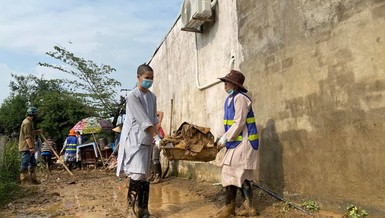 Dọn bùn để khai thông các tuyến đường đi lại