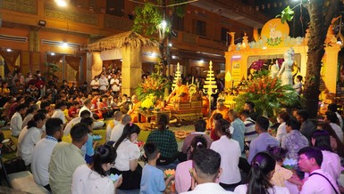 Lễ cúng trăng, đút cốm dẹp và thắp hoa đăng cầu nguyện tại chùa Candaransi