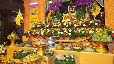 Vật phẩm để cúng trăng trong lễ Ok Om Bok tại chùa Candaransi (quận 3, TP.HCM) - Ảnh: Như Danh/BGN