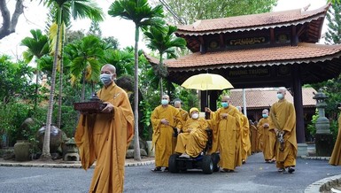 Cung nghinh Đức Trưởng lão Hòa thượng Thích Thanh Từ quang lâm chứng minh buổi lễ