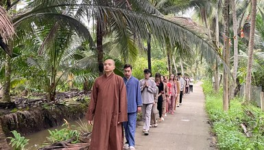 Thiền hành quanh vườn dừa chùa Liên Hoa - Ảnh: B.L