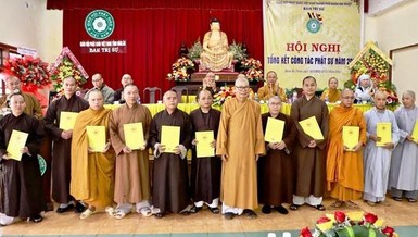 Hòa thượng Thích Châu Quang, Trưởng ban Trị sự GHPGVN tỉnh Đắk Lắk trao quyết định bổ sung nhân sự Ban Trị sự Phật giáo TP