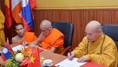 Hòa thượng Thích Thiện Nhơn và Hòa thượng Maha Bounma Sommaphom ký kết bản hợp tác giai đoạn 2022-2025 giữa GHPGVN và Liên minh Phật giáo Lào - Ảnh: Bảo Toàn/BGN