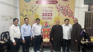 Đoàn lãnh đạo Ủy ban MTTQVN TP.HCM tặng quà chúc Tết đến Ban Trị sự GHPGVN quận 6