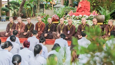 Khóa tu “An nhiên từng phút giây” do chùa Vạn Đức (TP.Thủ Đức) phối hợp cùng chùa Huệ Viễn (Đồng Nai) tổ chức dành cho các bạn trẻ