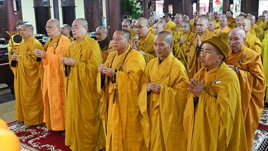 Chư tôn đức dâng hương trước Giác linh đài Đức Đệ nhị Pháp chủ GHPGVN