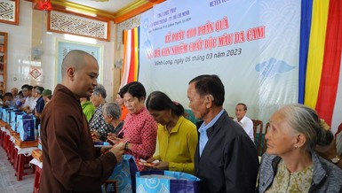 Chùa Diệu Pháp tặng quà bà con bị nhiễm chất độc da cam tại tỉnh Vĩnh Long