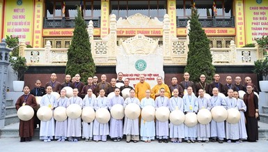 Tăng Ni sinh Trường Trung cấp Phật học tỉnh Thừa Thiên Huế hành hương về đất Tổ