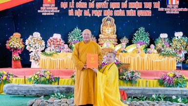 Thượng tọa Thích Tâm Định trao quyết định bổ nhiệm trụ trì chùa Viên Quang đến Đại đức Thích Nguyên Hải