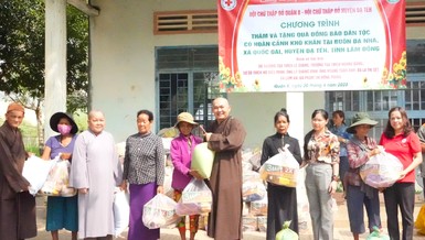 Chùa Vạn Liên (Q.8, TP.HCM) trao quà đến đồng bào dân tộc có hoàn cảnh khó khăn