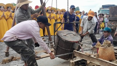 Các nghệ nhân đến từ Thừa Thiên Huế rót đồng đúc đại hồng chung chùa Non Nước