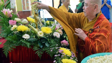 Hòa thượng Thích Duy Trấn trụ trì chùa Liên Hoa (Q.11) dâng hoa thơm cúng dường trong lễ Mộc dục