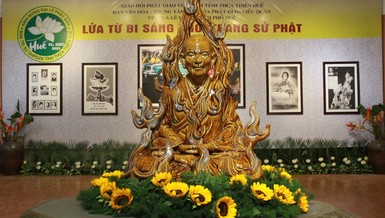 Tôn tượng Bồ-tát Thích Quảng Đức được các nghệ nhân gốm Bát Tràng chế tác 