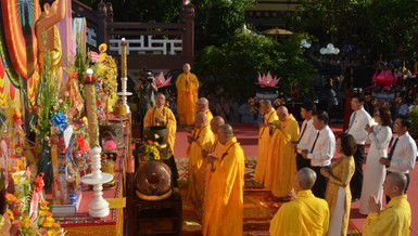 Chư tôn giáo phẩm cùng đại biểu niêm hương cúng dường