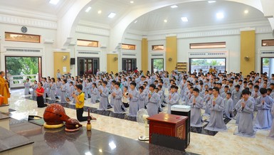 Chư Tăng chùa Viên Quang hướng dẫn tu sinh tụng kinh, niệm Phật