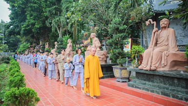 Các tu sinh thiền hành trong khuôn viên chùa Hoằng Linh