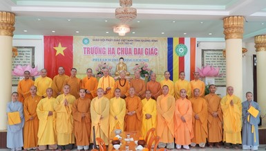 Đoàn chụp ảnh lưu niệm tại trường hạ chùa Đại Giác (Quảng Bình)