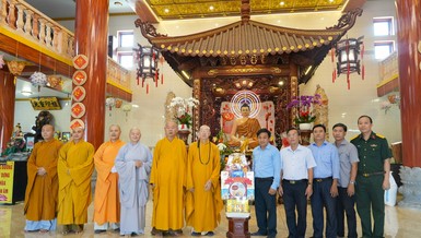 Lãnh đạo Q.8 tặng quà, chụp ảnh lưu niệm cùng chư tôn đức tại hạ trường chùa Quan Âm