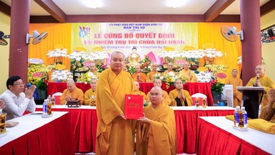 Thượng tọa Thích Trung Nguyện trao quyết định bổ nhiệm trụ trì chùa Đại Hạnh đến Đại đức Thích Bảo Luân