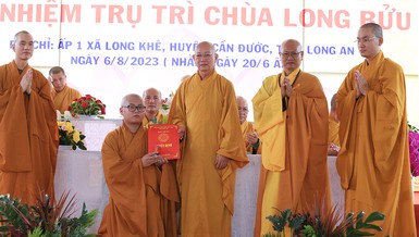 Thượng tọa Thích Quảng Tâm, Phó Trưởng ban Thường trực Ban Trị sự GHPGVN tỉnh Long An trao quyết định bổ nhiệm trụ trì chùa Long Bửu đến Đại đức Thích Nguyên Tấn