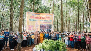 Chụp ảnh lưu niệm tại lễ phát động trồng cây xanh