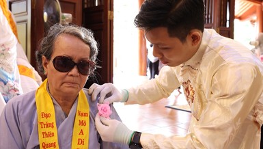 Xúc động lễ cài hoa hồng cho người khiếm thị tại chùa Thiên Quang 