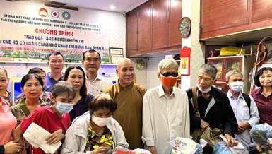 Chùa Vạn Hải, Lộc Dã và tịnh xá Ngọc Sơn (Q.8) trao quà đến người khiếm thị, khó khăn 