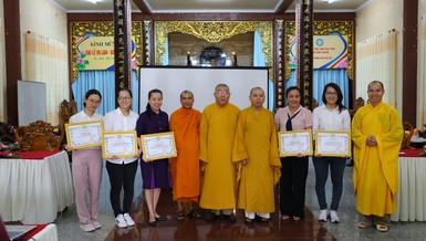 Ban Tổ chức tặng Bằng tuyên dương công đức đến các giảng viên và trợ giảng của lớp tập huấn