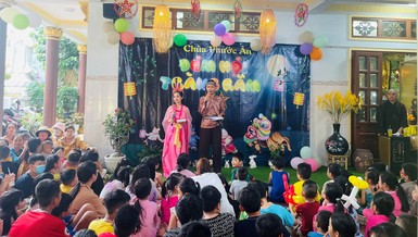 Các em thiếu nhi chùa Phước Ân giao lưu cùng chú Cuội, chị Hằng