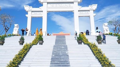 Cổng Tam quan thiền viện Trúc Lâm Phú Yên - Ảnh: Chánh Phúc Đạt