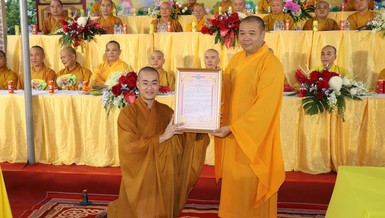 Thượng tọa Thích Trí Thọ, Phó ban Thường trực Ban Trị sự GHPGVN tỉnh Bến Tre trao quyết định bổ nhiệm trụ trì chùa Huệ Khánh đến Đại đức Thích Đồng Hạnh 