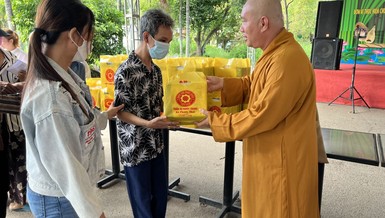 Thiền tự Phước Quang tặng quà đến bà con khó khăn tại H.Bình Chánh