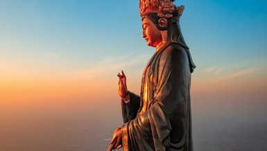 Quán Thế Âm là vị Bồ-tát thành danh hay mang tên gọi từ chính pháp môn mà Ngài tu tập: pháp môn lắng nghe, tư duy và hành động