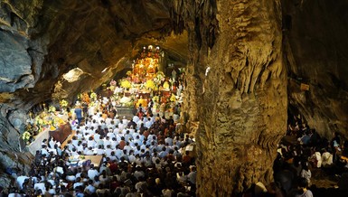 Khóa lễ lạy ngũ bách danh Bồ-tát Quán Thế Âm tại động Hương Tích vào ngày 5-11