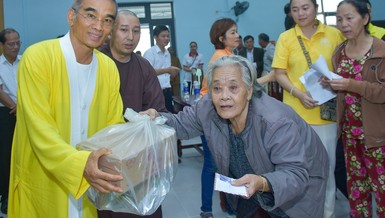 Một cụ già ở xã Phú Xuân, H.Phú Vang nhận quà từ chương trình từ thiện "Mãi yêu thương"