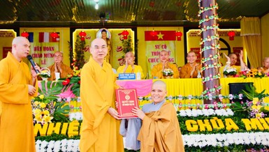 Thượng tọa Thích Tỉnh Cường trao quyết định bổ nhiệm trụ trì chùa Minh Đức (H.Phú Riềng, Bình Phước) đến Sư cô Thích nữ Chúc Hương