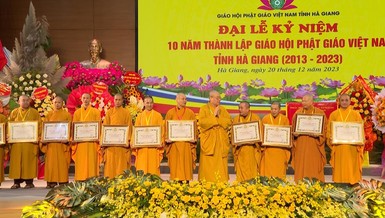 Hòa thượng Thích Thanh Nhiễu trao Bằng tuyên dương công đức đến các cá nhân có nhiều đóng góp cho GHPGVN tỉnh Hà Giang 
