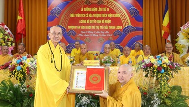 Hòa thượng Thích Chơn Minh trao quyết định bổ nhiệm trụ trì chùa Thanh Lương đến Thượng tọa Thích Chơn Trí