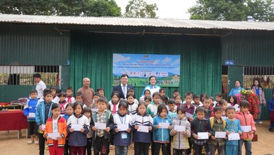 Các em nhỏ nhận quà từ chương trình "Tình nguyện mùa đông 2023 - Xuân tình nguyện 2024"