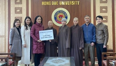 Ban Từ thiện xã hội GHPGVN tỉnh Thanh Hóa trao tiền hỗ trợ cho các sinh viên bị thiệt hại trong vụ cháy nhà để xe