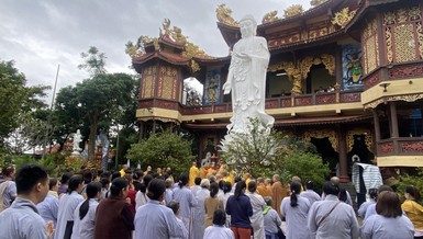 Tôn tượng Đức Phật A Di Đà được an vị trong khuôn viên chùa Cảnh Tiên