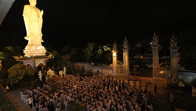 Chùa Bà Đa thắp hoa đăng mừng Khánh đản Đức Phật A Di Đà