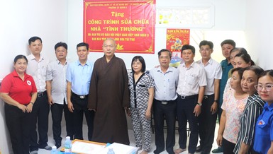 Bàn giao nhà tình thương đến hộ gia đình bị hỏa hoạn vào chiều 21-11 vừa qua. Vụ hỏa hoạn khiến 3 người tử vong (1 phụ nữ và 2 cháu bé)