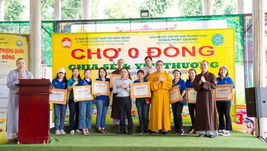 Trao Bằng công đức đến các mạnh thường quân hỗ trợ chương trình "Phiên chợ 0 đồng - Chia sẻ và yêu thương" do chùa Phật Quang tổ chức - Ảnh: Quảng Hạnh