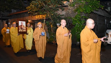 Môn đồ đệ tử cung thỉnh bát hương, di ảnh và phụng tống kim quan Trưởng lão Hòa thượng Thích Thanh Vân rời ngôi chùa mà hơn 60 năm ngài đã gắn bó, hành đạo