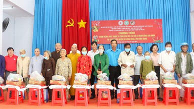 Trao 200 phần quà đến các hộ khó khăn tại xã Tân Tây, H.Gò Công Đông, Tiền Giang 